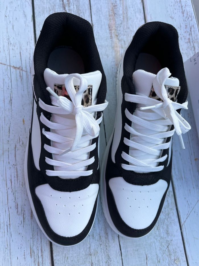 Baskets blanches noires et léopard - photo numéro 7
