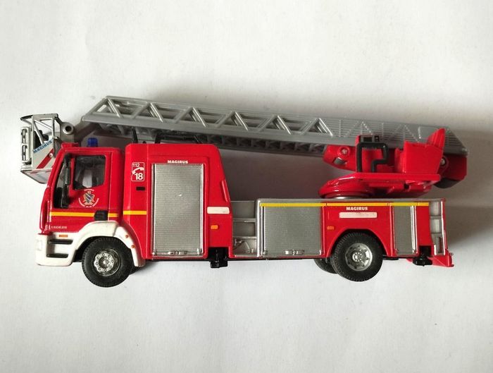 2 camions de pompiers Burago 1/50 - photo numéro 5