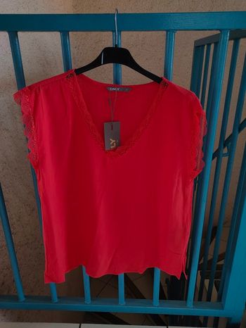 blouse / haut rouge avec bord dentelles ONLY taille 36 NEUVE avec étiquette