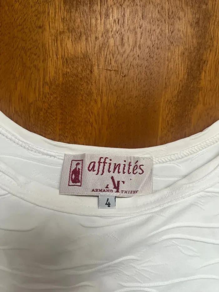 T-shirt blanc affinités Armand Thiery taille 4 - photo numéro 4