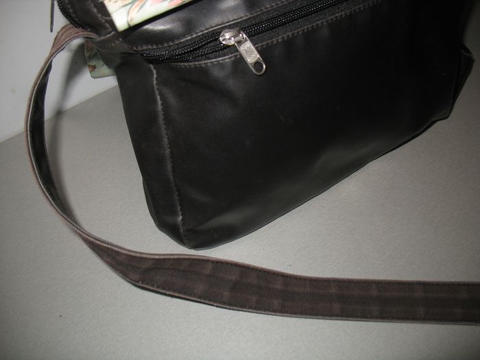 SAC A MAIN NOIR AVEC SON RABAT "PAPA PIQUE ET MAMAN COUD" - n°15 - photo numéro 3