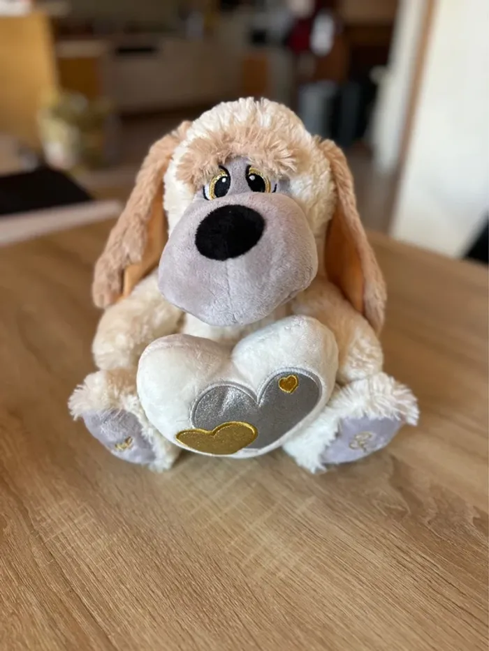 Peluche chien beige avec cœur – Très bon état