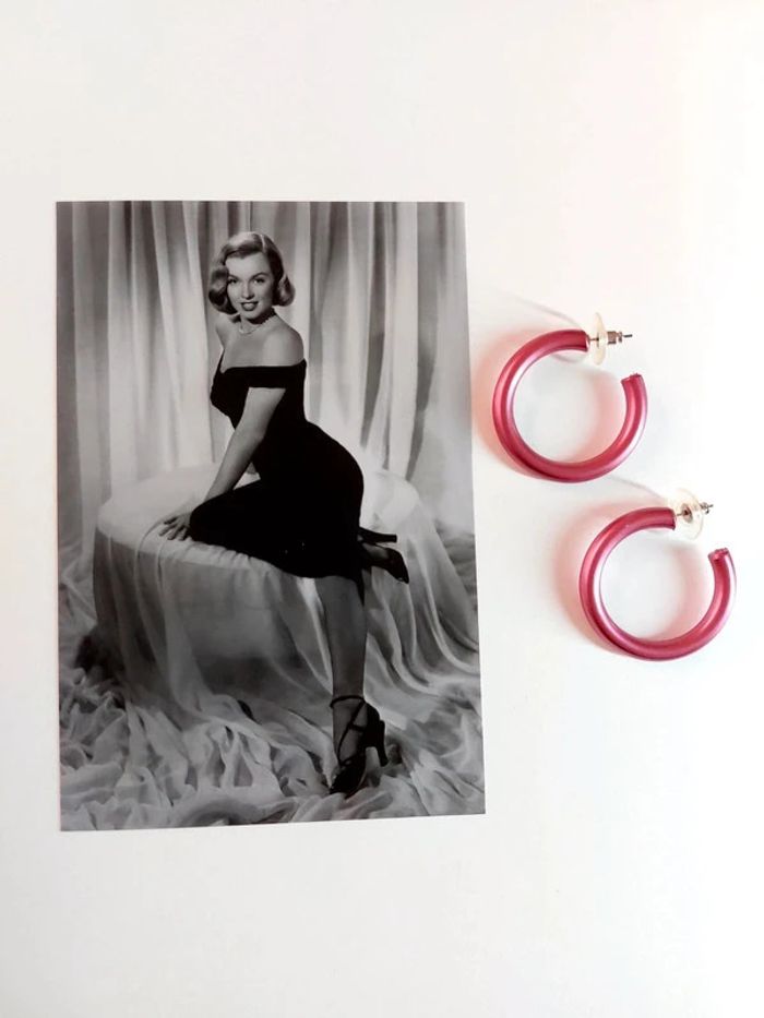 Magnifique paire de boucles d'oreilles créoles taille petite, couleur rose nacré