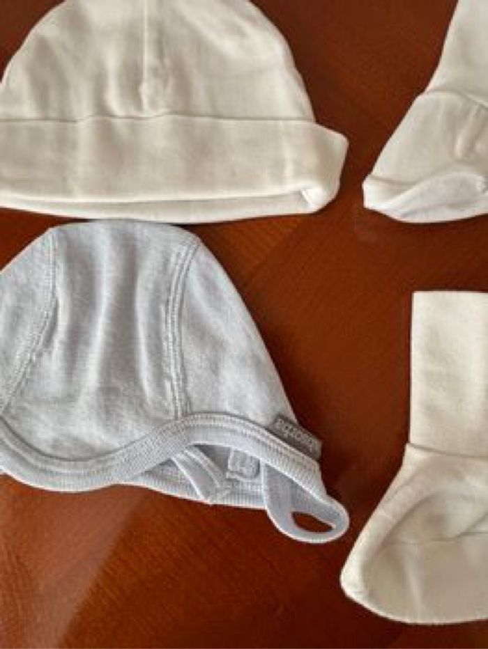 Bonnets et chaussettes bébé - photo numéro 2