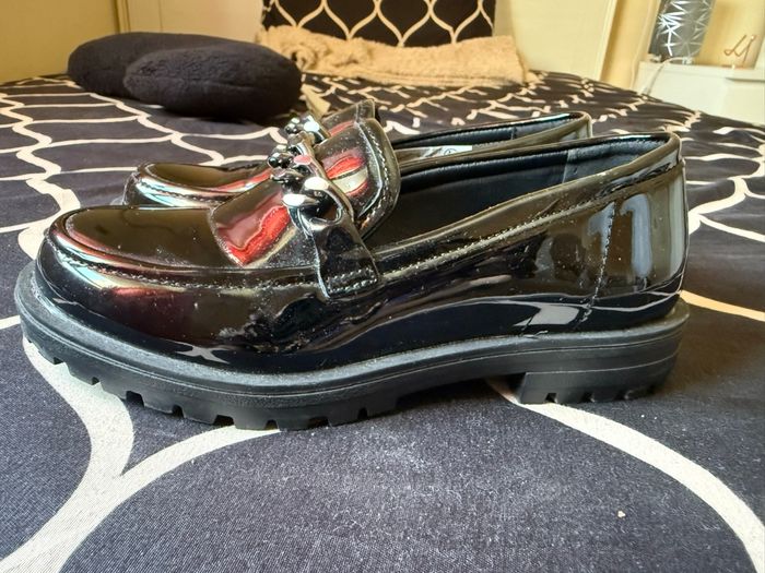 Mocassins vernis noirs avec chaîne – Pointure 31 - photo numéro 2