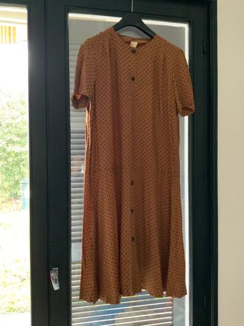 Robe à manches courtes  couleur caramel et petits imprimés noirs, 79% viscose et 21% polyamide