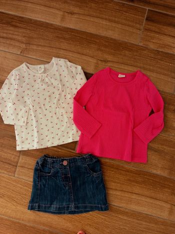 Lot 18 mois, jupe en jean+ 2 tee shirt blanc/fushia