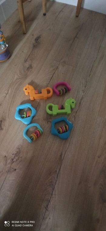 Lot de hochets en plastique