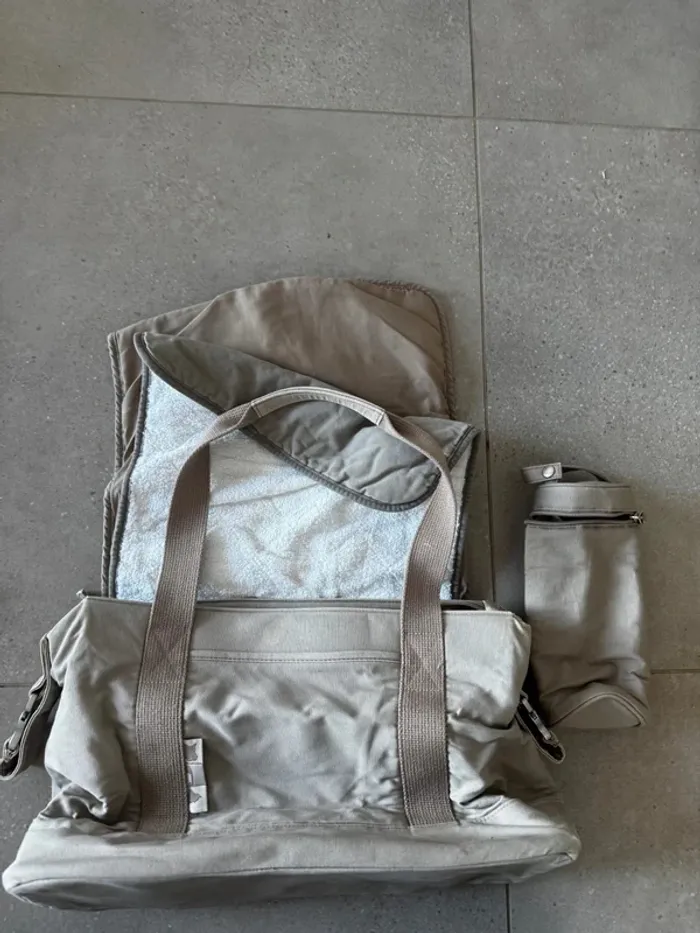 Sac à langer beige Jacadi, bon état mais petites marques d'usures dans les coins 37x26cm