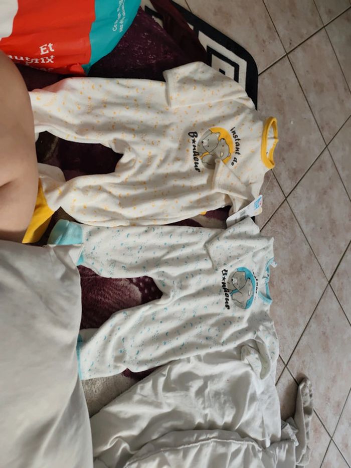 2 pyjamas le bleu 12 mois et le jaune 18 mois sucre dorge