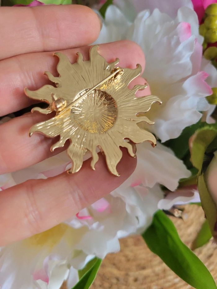 Broche soleil doré et sourant - photo numéro 4