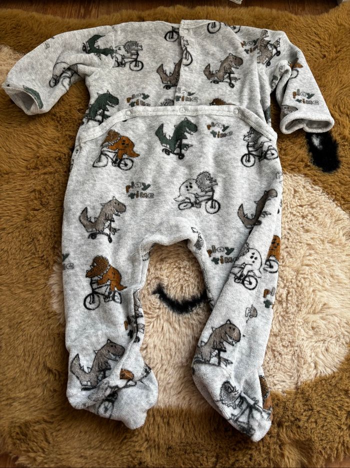 Pyjama gris dinosaures KIABI t.9m - photo numéro 4