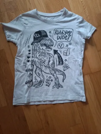 Tee shirt 6/7ans dinosaure / skate