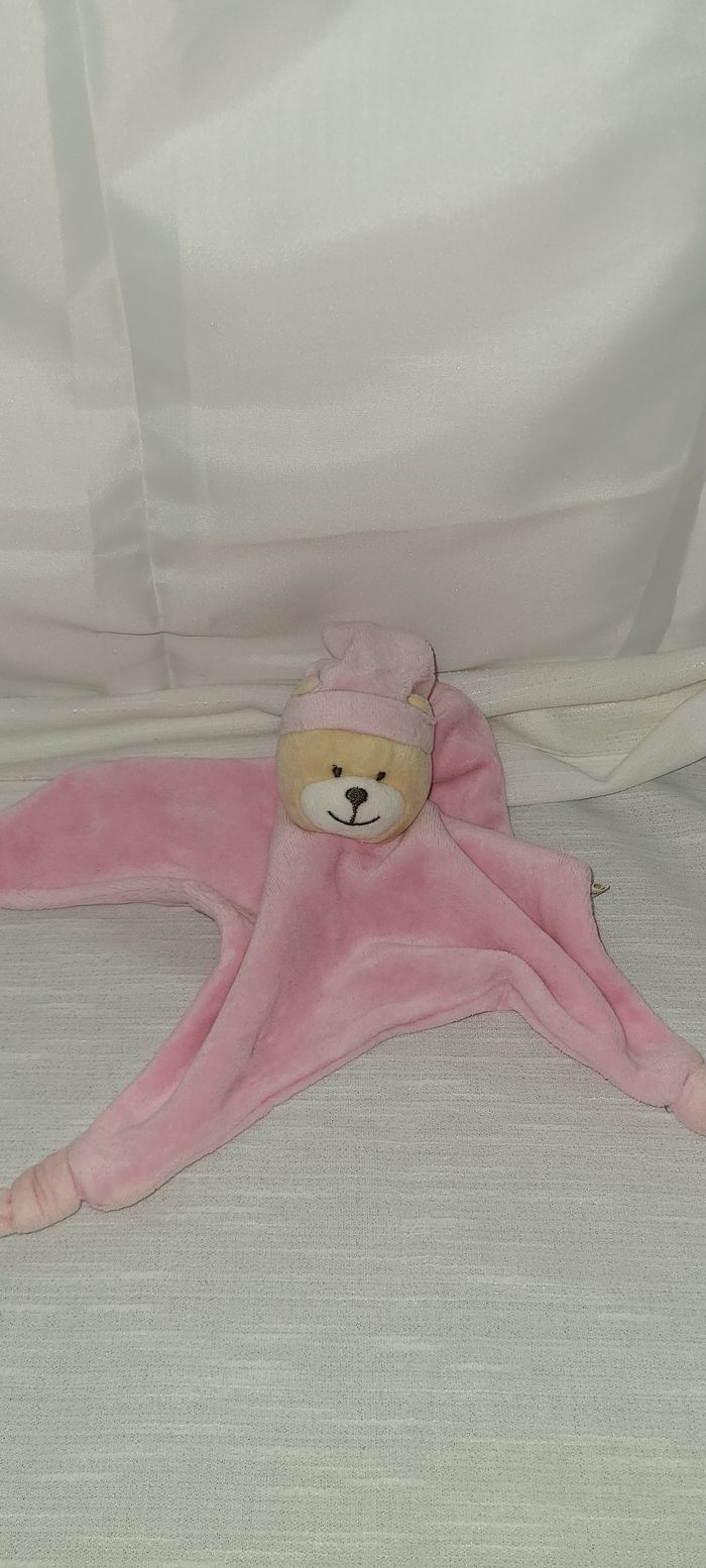 Doudou Plat Ours CP INTERNATIONAL Ours Bonnet 4 Noeuds Grelot