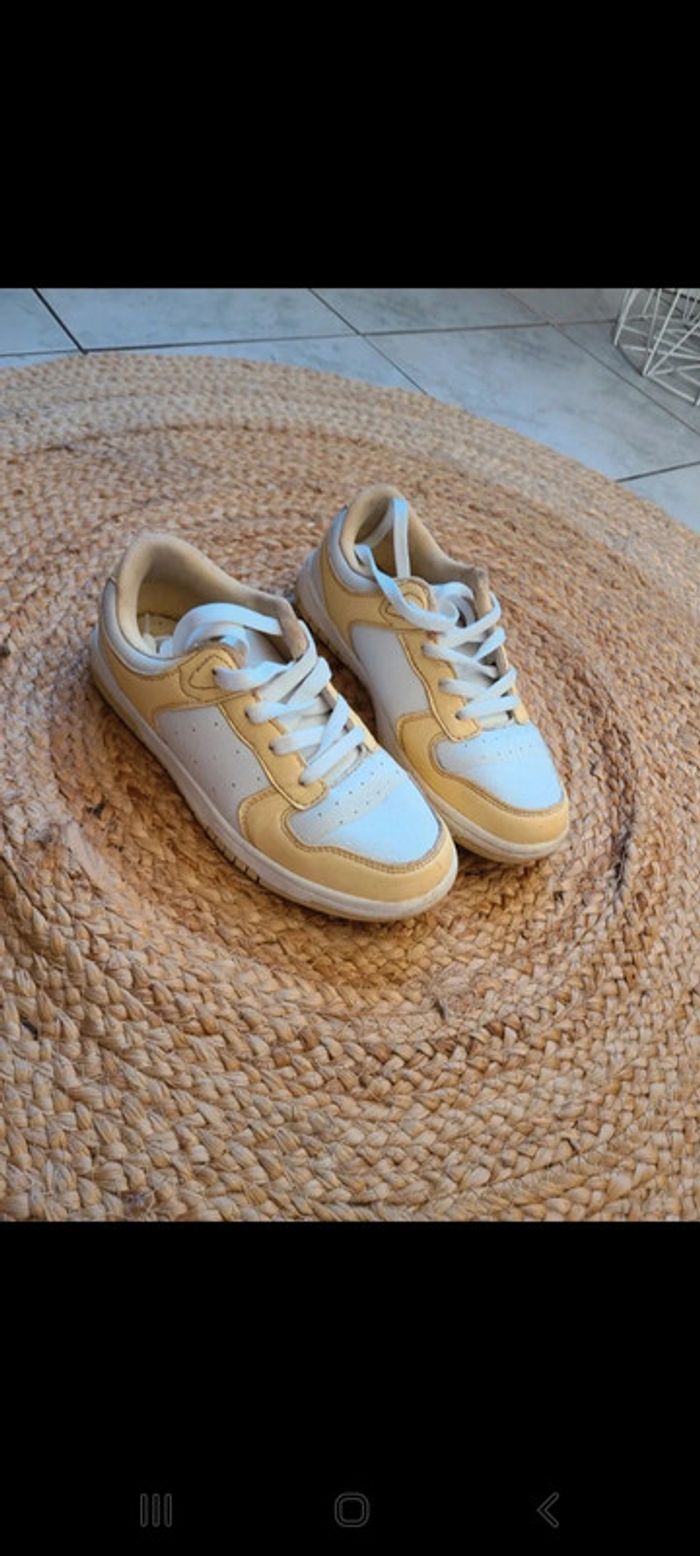 Baskets jaune et blanche - photo numéro 2