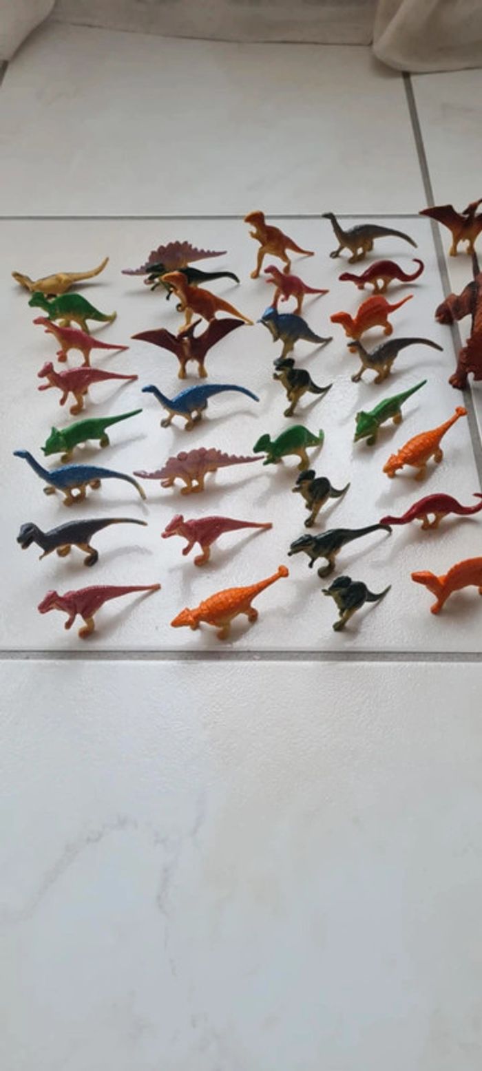 Lot figurines dinosaures + accessoires