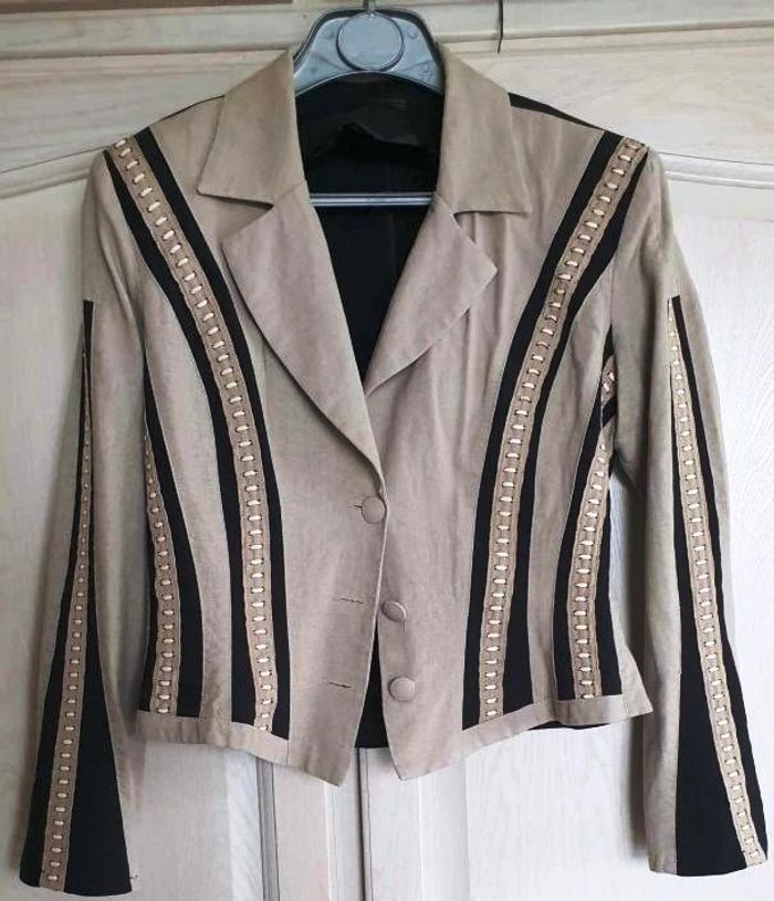 TRES BELLE VESTE BEIGE ET NOIRE - ROMEO POUR JULIETTE