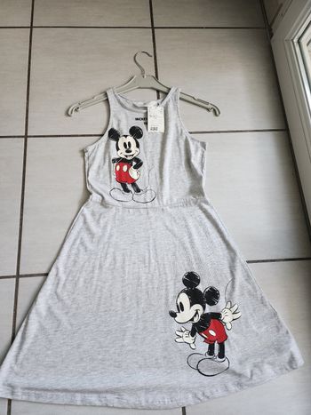 Robe Mickey neuve avec étiquette – Gris – Taille 12 ans (convient 8 ans)État : Neuve, jamais portée, avec étiquette
Taille indiquée : 12 ans
Convient pour : Environ 8 ans (taille petit)
Couleur / motif : Gris avec motif Mickey
Matière : Coton
