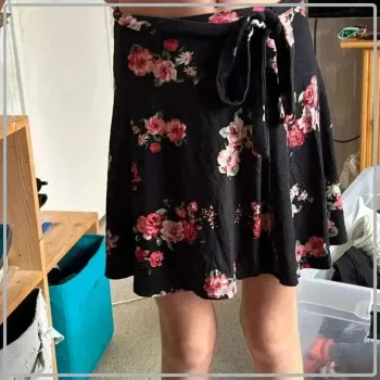 Magnifique mini jupe  taille  34  marque  bershka