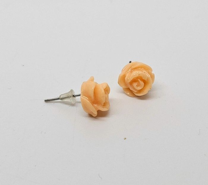 Paire de boucles d'oreilles.
Neuve.
Fleur abricot