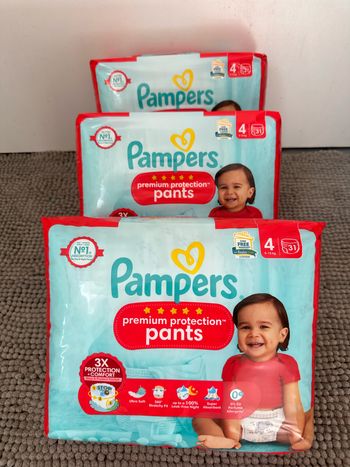 Lot de 93 couches culottes  Pampers premium T4