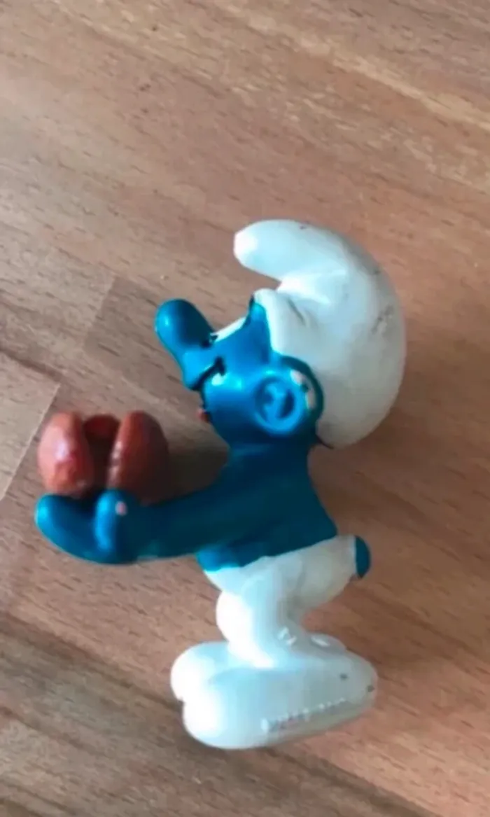 schtroumpfs figurine vintage tenant un hot-dog hauteur 5cm schleich - photo numéro 2