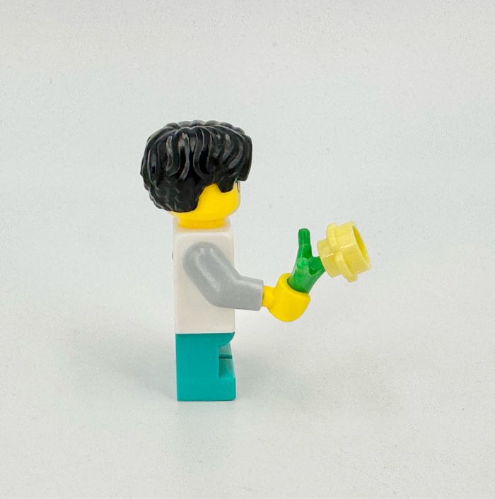 Lego Ideas Le Jardin Botanique : Le Garçonnet offrant une fleur (visage double) - NEUF - photo numéro 6