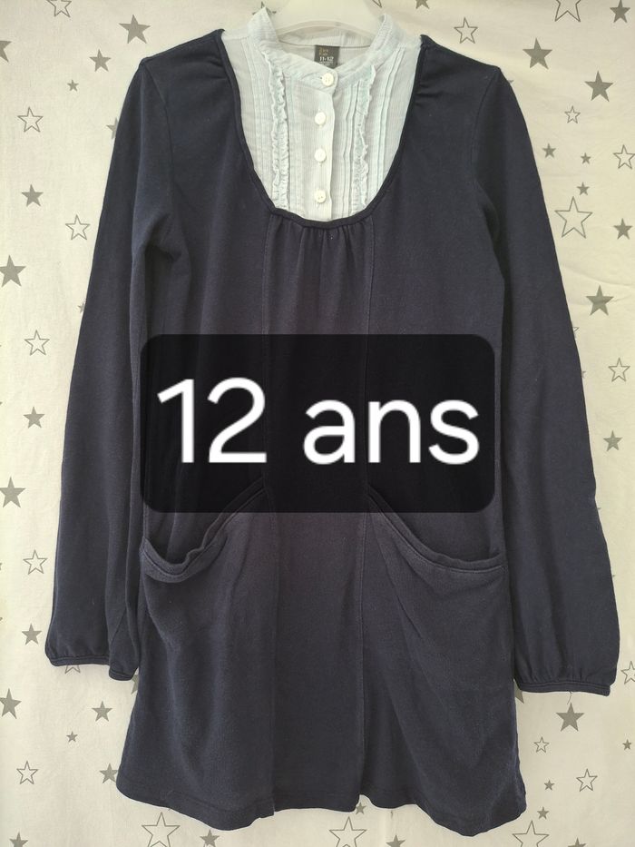 Robe courte bleu marine et col blanc 12 ans Zara
2 poches devant et bouton au niveau des manches 
Très bon état ni trous ni tache