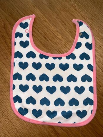 Bavoir bébé Hema Bleu blanc rose  Visuel coeurs