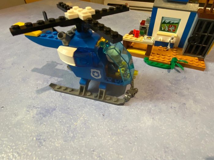 Lego junior city 10751 La course-poursuite à la montagne - photo numéro 10