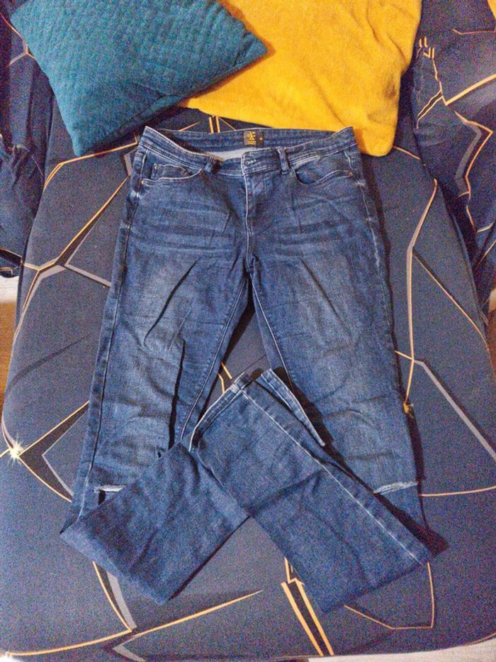 Jean ouvert aux genoux