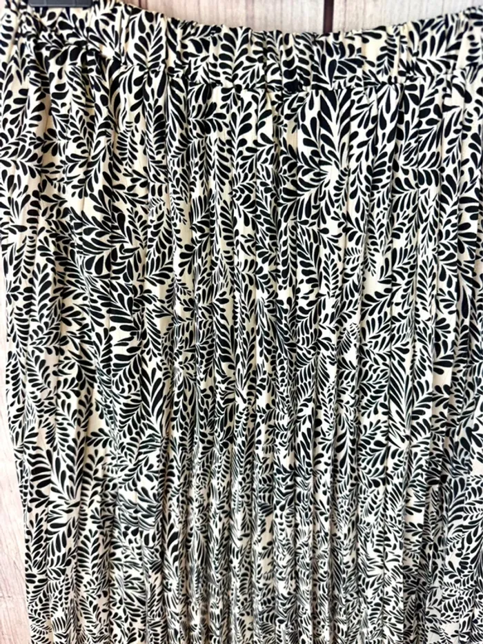 Jupe longue légère fluide et plissée noir et blanche et or motif feuillage - L - papillonne - photo numéro 3