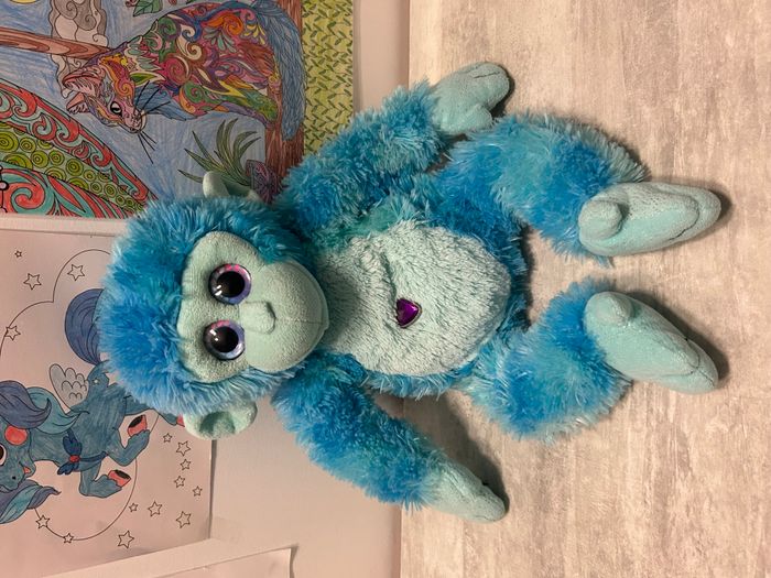 peluche singe trop mignonne bleu avec cœur rose