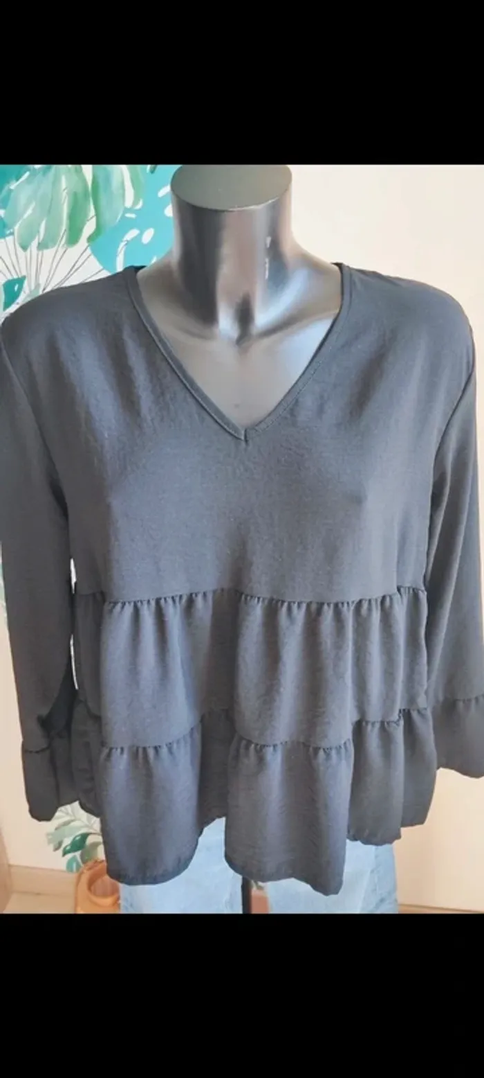 Blouse noire à volants taille 38/40 - photo numéro 2