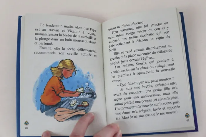 Livre "Le village de papier" collection La mini C. - photo numéro 4