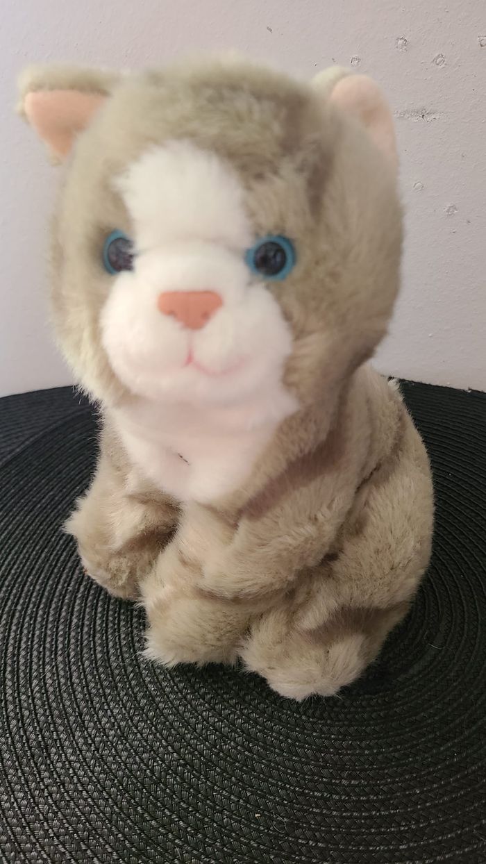 Gipsy Taille : environ 20 cm Chat assis tigré gris et poitrail blanc, yeux en plastique bleus, miaul - photo numéro 6