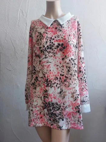Blouse fleurie avec col blanc Taille 46/48