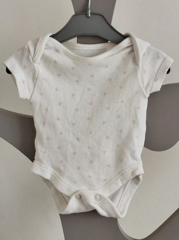Body manches courtes blanc à coeurs rose Primark taille naissance