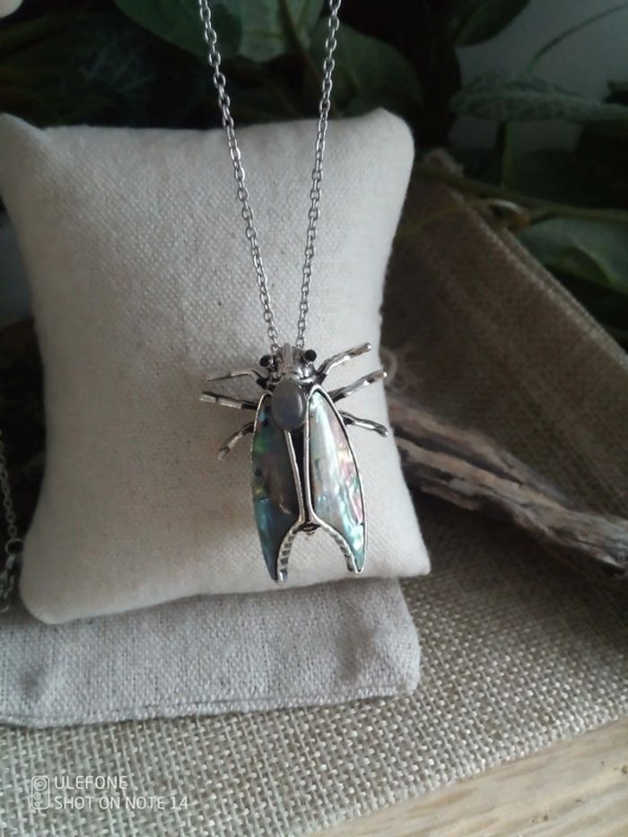 Collier scarabée ormeaux argenté