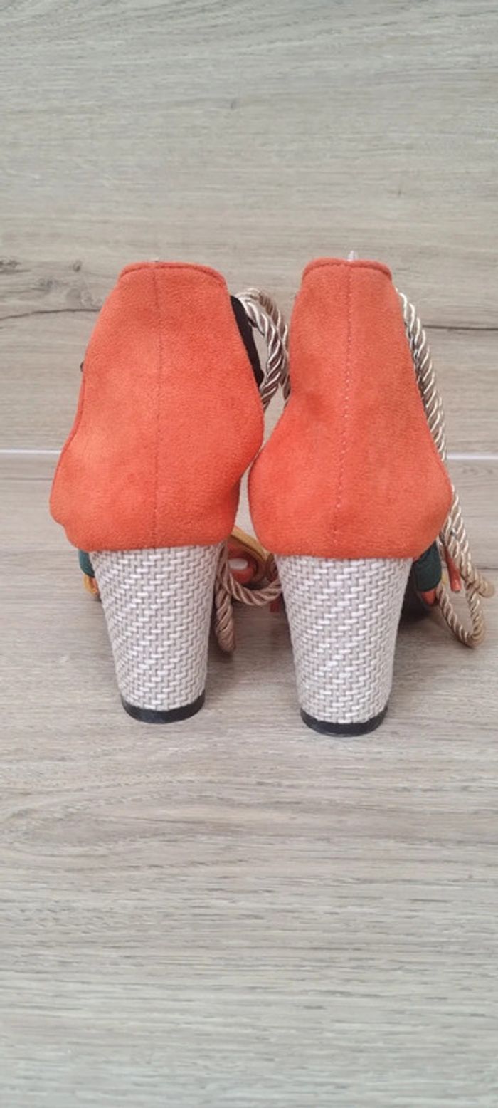escarpin sandale a talon colores femme taille 35 en très bon état - photo numéro 2