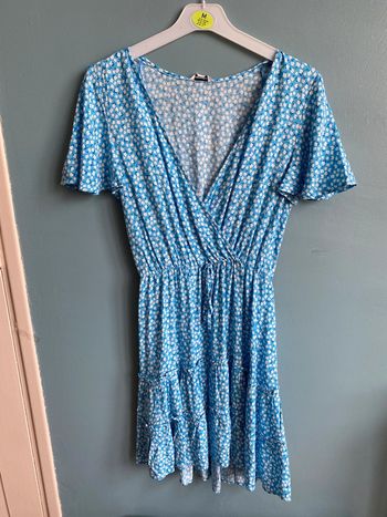 Jolie petite robe fluide fleurie avec cache cœur