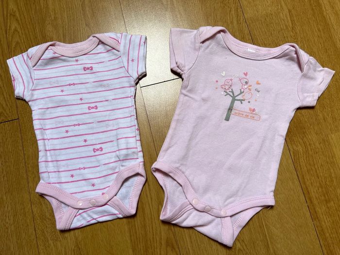 Lot de 2 bodies manches courtes 1 mois