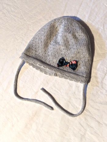 Bonnet Gris Minis Trous Flot Ruban Vert Attache Ficelles Vêtement Accessoire Petits Enfants Bébés