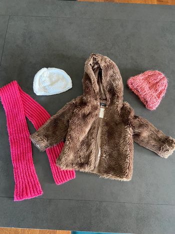 Manteau fausse fourrure bonnet écharpe fille 24 mois