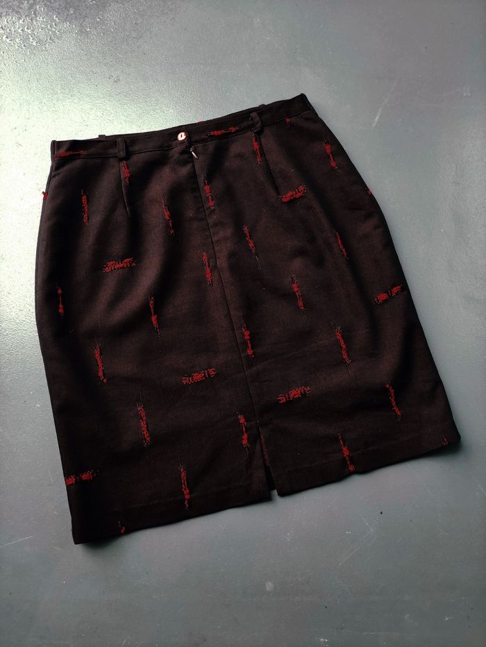 Jupe noire avec reflet et motifs rouges - photo numéro 2