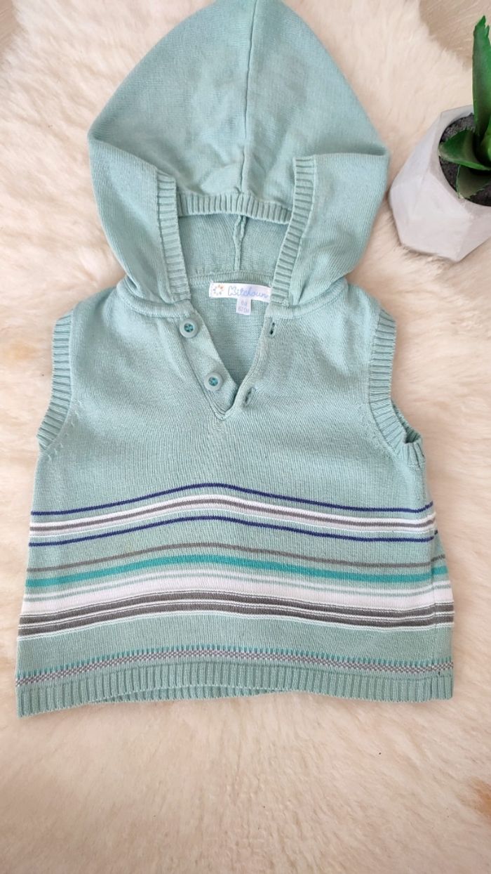 Petit pull sans manche avec capuche