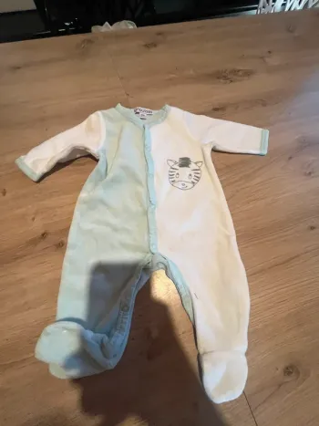 Pyjama taille 1 mois (54 cm )
