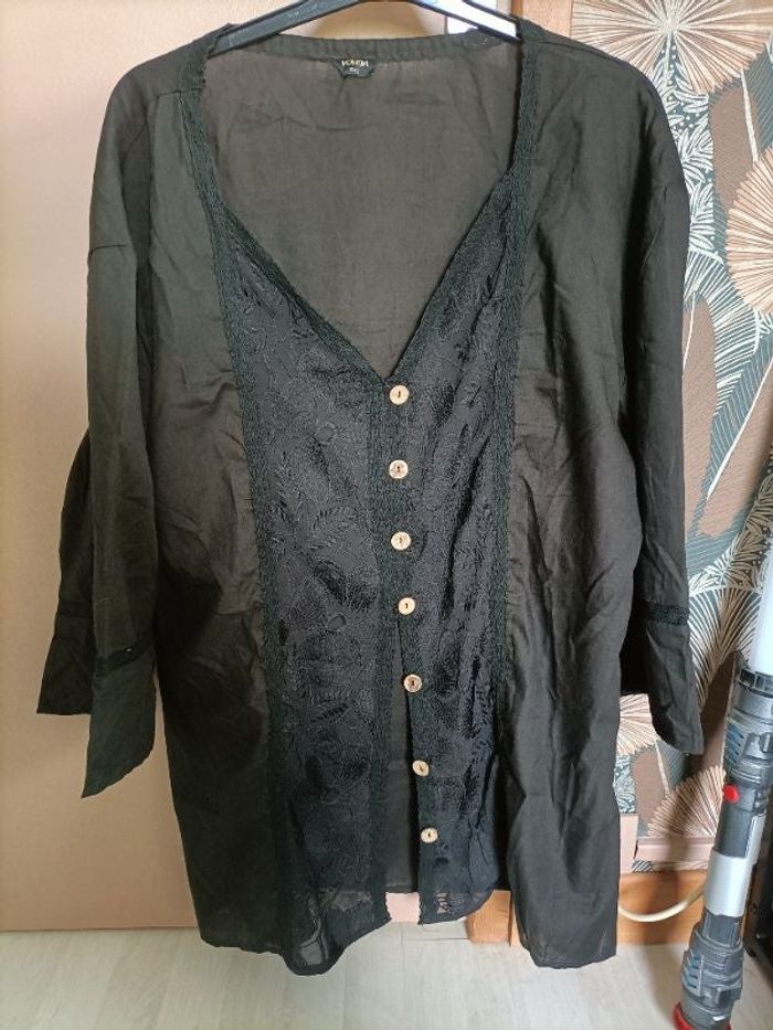 Blouse noir échancrée boutonnée avec broderie dentelle