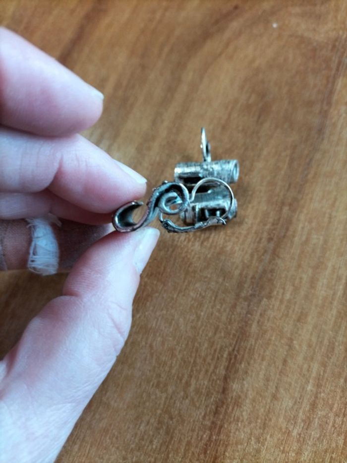 Boucles d'oreilles dormeuses en métal argenté avec une pointe de vert - photo numéro 4