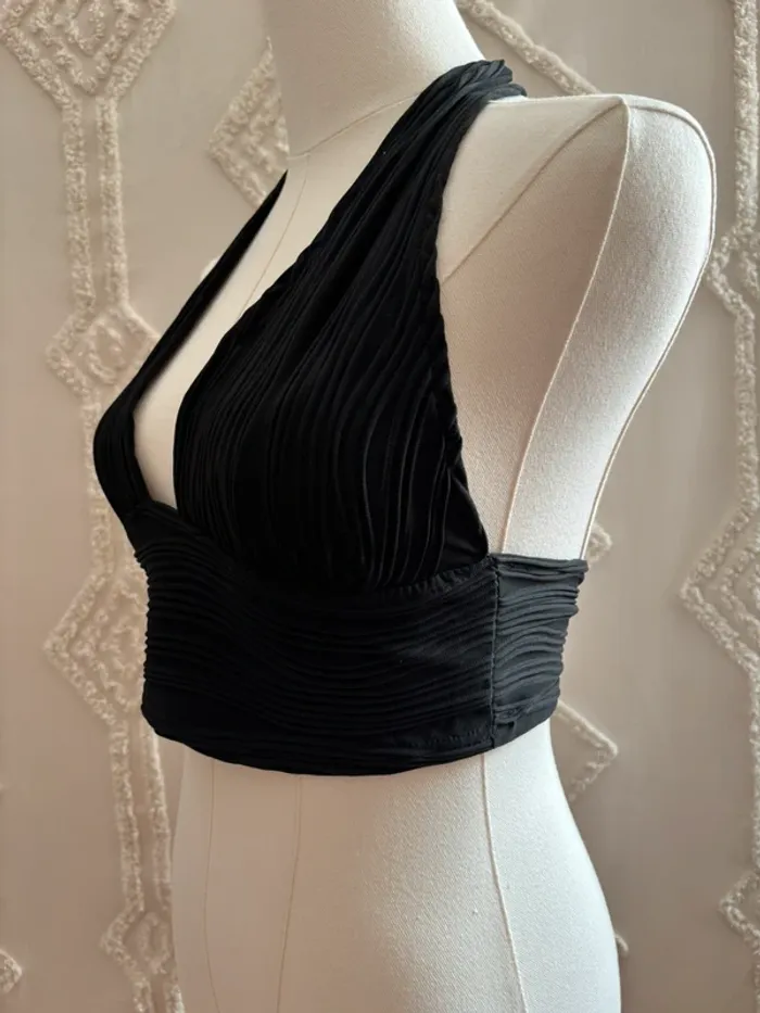 Top noir plissé à dos nu effet drapé – taille S – matière fluide et stretch